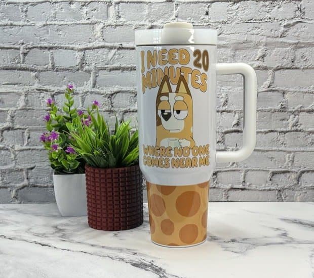 40oz Quencher Tumbler Dupe Blue Dog Mum Cartoon I Need 20 Min Tumbler Mum Tumbler Blue Heeler Stanley Dupe Mother's Day Gift Funny Mom Gift